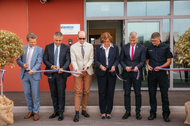V Luki Koper odprli 4,3 milijona evrov vreden gasilski dom: poglejte, kaj vse skriva 2 gasilski dom luka koper