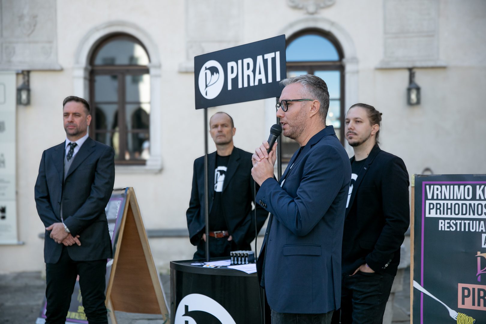 Pirati Obale in Krasa se predstavijo: Nismo ista pašta! 2 PIRATI TISKOVKA 1 of 1 3