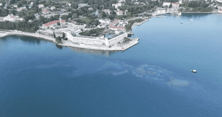 Oljni madež v Piranskem zalivu izginil, izvor onesnaženja še ni znan (FOTO/VIDEO) 2 Screenshot 2026 10 19 at 13.44.38