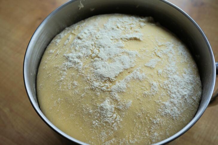 Recept za domačo focaccio: mehka, dišeča in zlato zapečena 3 vzhajanje testa