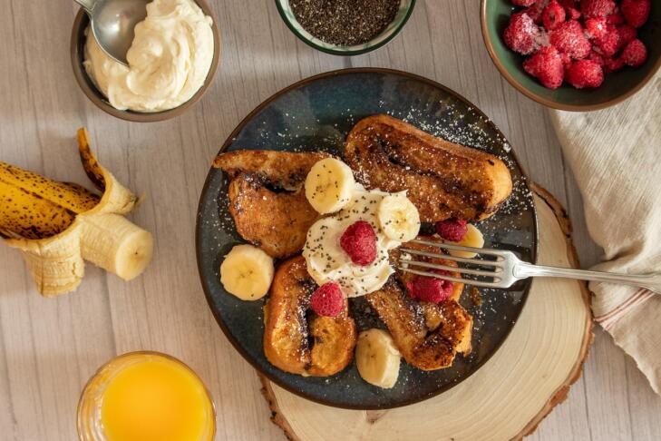 Pečen francoski toast z jabolki in cimetom