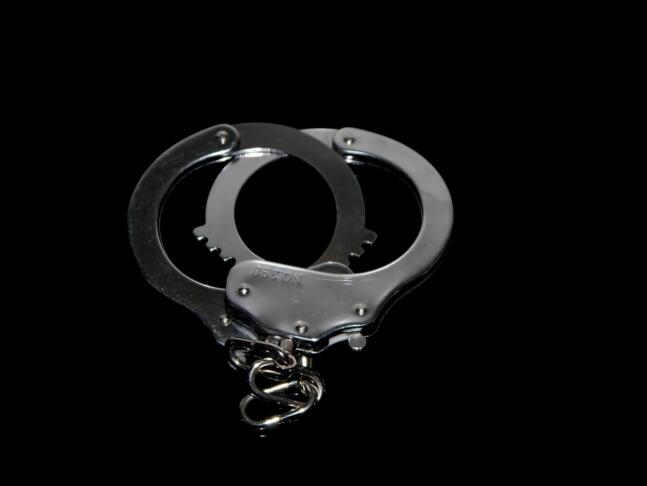 Mladoletniku v Mariboru zasegli 15 elektronskih cigaret s konopljo 2 handcuffs 1078871 1280