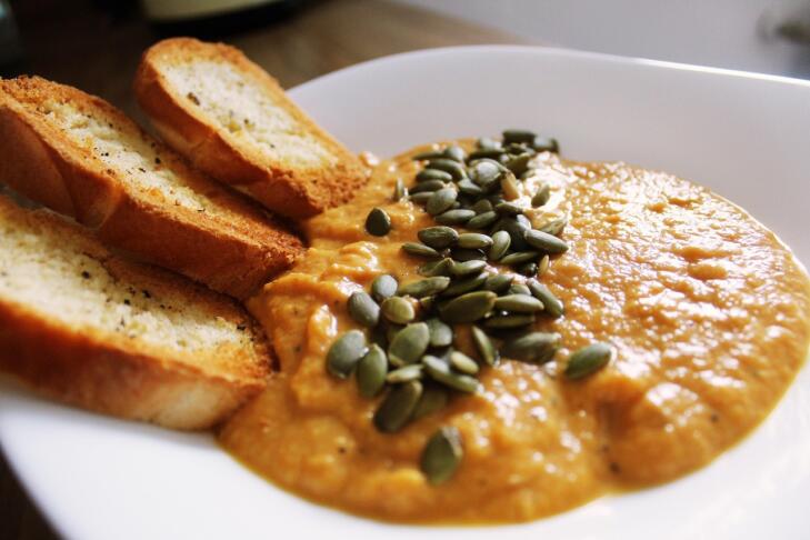 Bučna carbonara je jesenska različica priljubljene klasike, ki jo morate poskusiti 3 meal 7707134 1280
