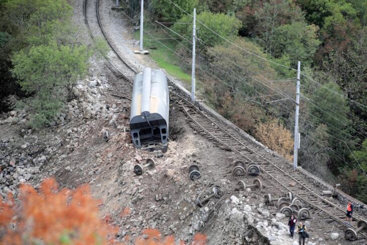 Pri Reki iztiril tovorni vlak, 11 vagonov zgrmelo v prepad 2 vlak